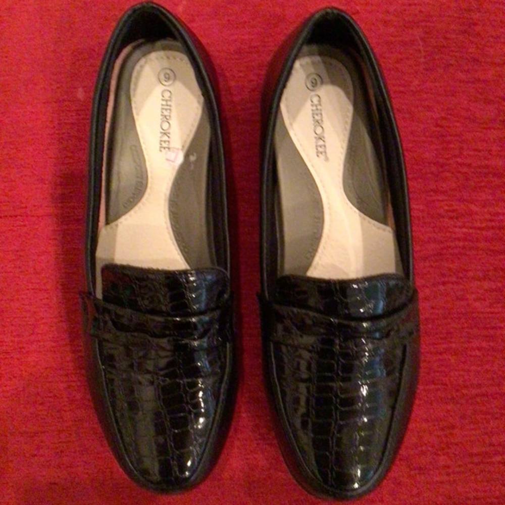 Size 9 women’s loafers. Black.